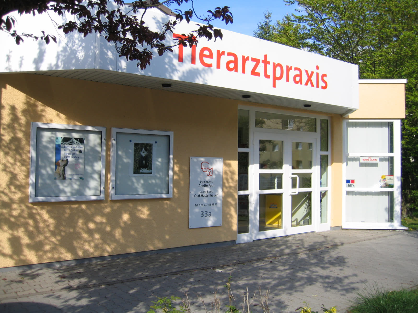 Eingang der Kleintierpraxis Oberursel in der Dornbachstraße 33a mit ebenerdigem Zugang